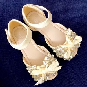 Girl incredible elegant cream shoes size 9 US used